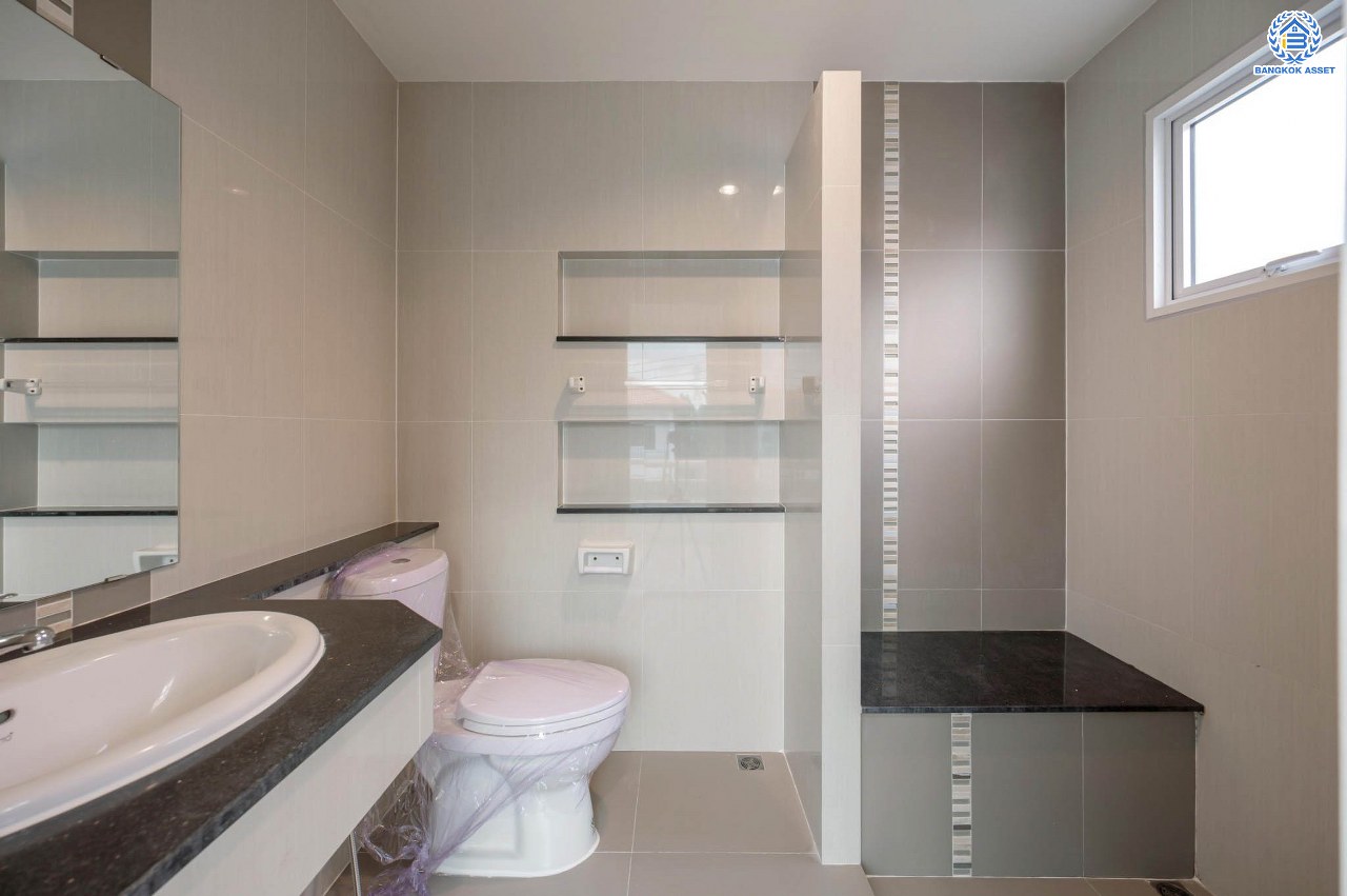 บ้านมือสองตกแต่งใหม่ โครงการ ชวนชื่น กรีนบาวด์ เนื้อที่ 54 ตร.ว. ฟังก์ชัน 3 ห้องนอน 3 ห้องน้ำ 1 ห้องอเนกประสงค์ จอดรถได้ 2 คัน บรรยากาศเงียบสงบเป็นส่วนตัว สิ่งอำนวยความสะดวกมากมาย! บนทำเลศักยภาพ หน้าโครงการติดถนนใหญ่ ใกล้จุดขึ้นทางด่วน "ศรีสมาน"